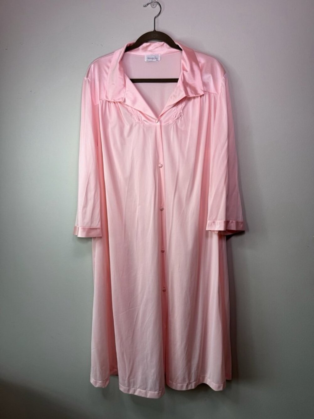 VTG Vanity Fair Blush Pink Robe House Coat Embroidered Pockets Nylon USA XXL